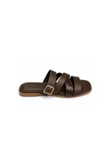 Sandalia plana Paddock modelo Barim, color marrón, con tiras cruzadas, una de ellas con textura símil piel de serpiente y otra con hebilla dorada ajustable.