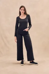 Remera negra de algodón y elastano, de manga larga y escote redondo.