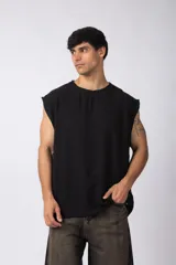 Musculosa oversize de tejido de lino con textura marcada, corte suelto, cuello redondo y terminaciones deshilachadas en las sisas.