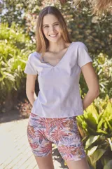 Remera blanca de algodón y elastano, de corte ajustado, con escote en V tanto en el frente como en la espalda y mangas cortas.