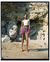 Top asimétrico color plateado, de un solo hombro, con corte crop.