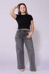 Jean de mujer, tiro alto, color gris claro lavado, corte wide leg (pierna ancha) con detalles de costuras y bolsillos frontales tipo parche.