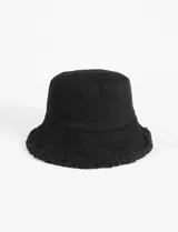 Gorro tipo bucket reversible, con un lado confeccionado en pana y el otro en corderito, ambos en color negro.