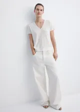 Camiseta de lino color blanco, con cuello en V y mangas cortas, de corte recto y clásico.