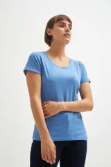 Remera celeste de algodón con escote redondo.