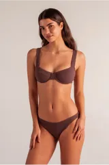 Bikini de dos piezas color marrón chocolate, confeccionado en tejido con textura acanalada. El corpiño es tipo balconette con aros, tirantes anchos y copas extraíbles. La bombacha es de corte clásico y tiro medio, completamente forrada.