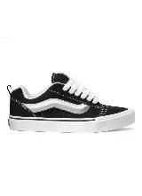 Championes Vans Knu Skool de diseño abullonado, color negro con la clásica franja lateral Sidestripe en blanco y plateado, suela chunky blanca y cordones anchos.