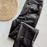 Pantalón de ecocuero negro, de corte recto y tiro alto.