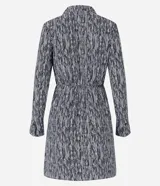 Vestido corto camisero de crepé con estampado abstracto en blanco y negro, cuello con solapa, mangas largas y lazo en la cintura.