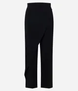 Pantalón de sastrería marca Cortelle, de corte recto y calce alineado al cuerpo. Presenta un diseño con cierre tipo cartera y superposición frontal que genera un efecto asimétrico, con cintura estructurada y botón lateral.