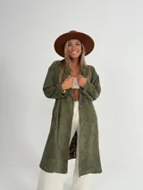 Tapado largo color beige de corderoy con forro animal print, de corte amplio.