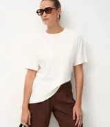 Remera básica de corte oversized, confeccionada en algodón peruano de alta calidad. Presenta cuello redondo, mangas cortas y diseño liso sin estampas.