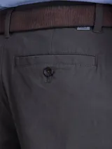 Pantalón de vestir color azul marino, de corte recto y estilo clásico, con bolsillos laterales y cierre frontal.