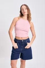 Musculosa rosa de tejido rib con efecto lavado.