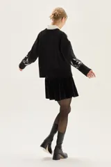 Sweater de cuello redondo con diseño de jacquard floral en cuerpo y mangas, confeccionado en tejido de punto con terminaciones acanaladas en puños y ruedo.