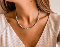 Gargantilla de cuentas celestes y plateadas.