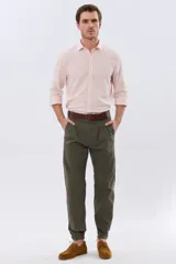 Pantalón bombacha de campo color caqui, de corte tradicional con pinzas en la cintura y botamanga ajustada con botones.