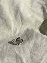 Anillo de plata 925 con diseño minimalista que combina formas geométricas y orgánicas.