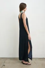 Vestido largo a rayas verdes y blancas, con escote redondo, sin mangas y aberturas laterales.