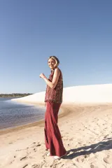 Chaleco bordado a mano con flores y mostacillas al estilo hindú.