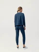 Pantalón estilo jogger de tiro alto, con cintura elástica, bolsillos laterales y puños ajustados en los tobillos.