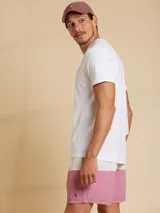 Remera amarilla de algodón con cuello redondo y manga corta.