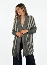 Saco tejido a rayas horizontales en tonos beige y marrón, con cuello esmoquin y mangas largas.