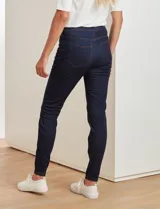 Jegging negro con pretina elastizada, bolsillos simulados delanteros y bolsillos aplicados traseros.