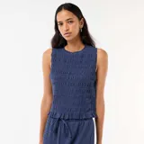 Top azul sin mangas de corte recto, con textura fruncida en todo su diseño, cuello redondo con sutil volado y terminación ondulada en el ruedo.