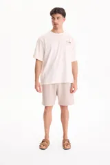 Bermuda deportiva sin friza color negro, con cintura elastizada y cordón ajustable. Corte semi baggy y suelto.