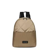 Mochila urbana Las Oreiro con diseño acolchado en color beige. Presenta un compartimento principal con cierre metálico, correas ajustables negras y un parche con el logo de la marca en la parte inferior.
