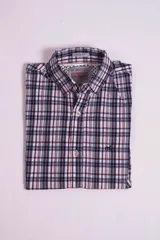 Camisa de manga corta con diseño a cuadros en tonos azul marino, blanco y rosado. Presenta cuello clásico, cierre frontal con botones y logo bordado en el pecho.