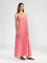 Vestido largo hasta el tobillo de viscosa y poliamida, con estampado de rayas verticales rosas y flores rojas. Tiene breteles finos, escote en V profundo y detalle de flor Polonio en cobre.