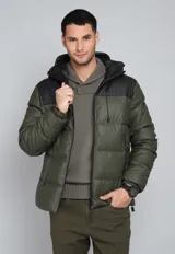 Campera puffer verde militar con capucha negra de cuero sintético, cierre frontal con cremallera y bolsillos laterales con cierre.