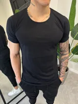 Remera negra de algodón, corte slim fit y cuello redondo.