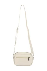 Bandolera de cuero sintético color beige, con diseño rectangular y detalle de tachas metálicas circulares en el contorno frontal. Cuenta con correa larga regulable y cierre superior.