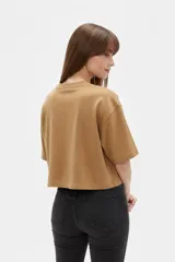 Remera negra de algodón de corte ancho y corto, con mangas cortas y cuello redondo a la base.