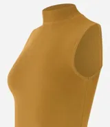 Blusa sin mangas de punto acanalado color celeste, con cuello alto.