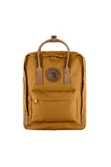 Mochila Fjallraven Kanken No. 2 color marrón claro, con logo circular de la marca en el frente y detalles en cuero marrón.