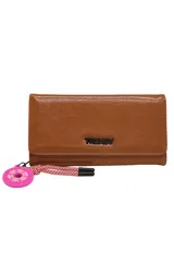 Billetera Trendy color camel con cierre de solapa y llavero colgante.