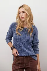 Buzo de tejido de punto en color azul con diseño geométrico texturizado, cuello redondo y mangas largas.