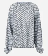 Blusa de mangas largas abullonadas con cuello redondo fruncido y diseño de estampa geométrica en tonos azul y blanco.