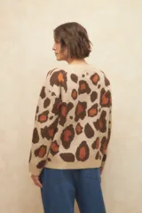 Sweater de punto color verde claro con estampado animal print en tonos marrones.