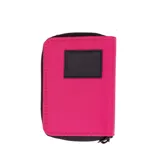 Billetera rosa con cierre de cremallera y logo de la marca en el frente.