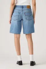 Short de jean celeste de corte amplio, estilo bermuda, con tiro alto y ruedo desflecado.