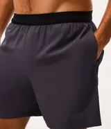Bermuda masculina Get Over confeccionada en tejido tecnológico de poliéster y elastano, de color gris oscuro, con calce regular, cintura elástica con cordón ajustable y bolsillos laterales.