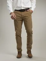 Pantalón de gabardina azul marino, corte slim fit, con bolsillos laterales y traseros.
