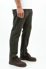 Pantalón de pana gruesa color verde musgo, de corte recto.