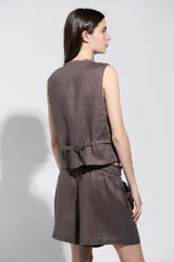 Short marrón con cintura elástica y cordón ajustable, bolsillos laterales con terminación deshilachada.