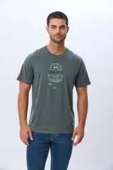 Remera T-shirt de algodón color gris oscuro con estampado frontal de estilo vintage con una motocicleta, texto "Authentic Legacy The Original" y "NYC".